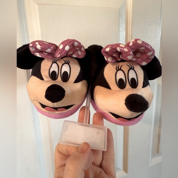 NWT Minnie Mouse Slippers - Picture 1 of 3